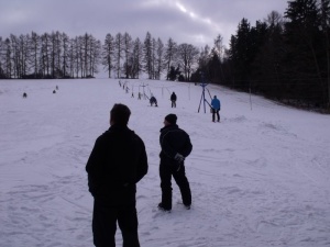 12. A jen z dálky pozorují pokroky.